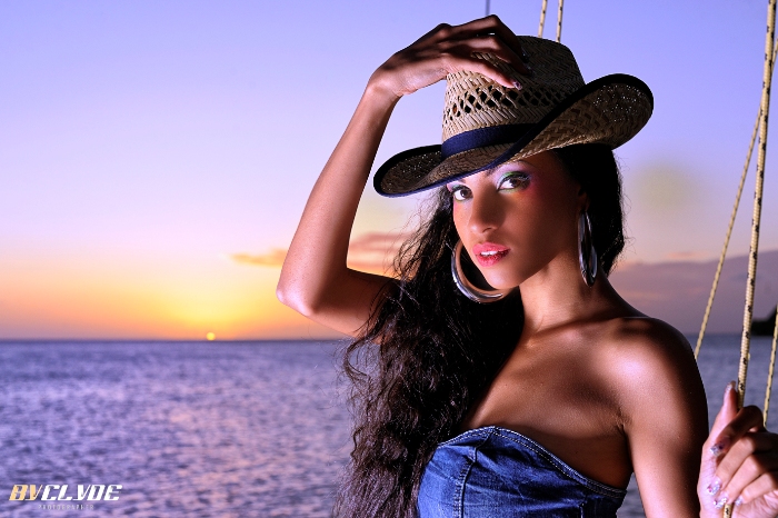 Chapeau, robe jeans et coucher de soleil
