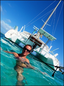 baignade devant catamaran au mouillage